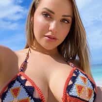 Mia James